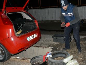 Stepne lastiğinden uyuşturucu çıktı