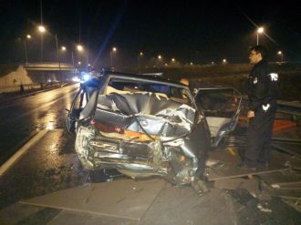 TIR otomobile çarptı: 3 yaralı