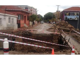 Şiddetli yağmur köprüyü yıktı