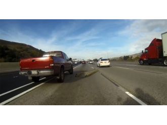 Otoyola düşen merdiven kazaya yol açtı