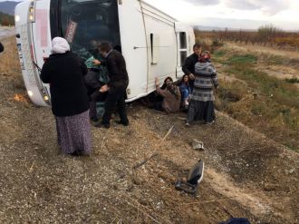 Denizli’de yolcu otobüsü devrildi: 2 ölü, 19 yaralı