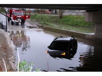 Su dolu alt geçitte aynı gün 3. araç mahsur kaldı