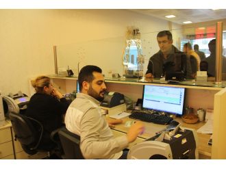 Vatandaşlar döviz bürolarına akın etti