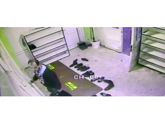 Ağzında sigarayla camiye girdi, mont ve ayakkabıları çaldı