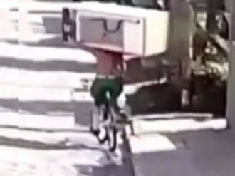 Bisiklet sırtında buzdolabı hırsızlığı