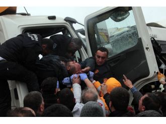 Belediye otobüsü ile kamyon çarpıştı: 11 yaralı