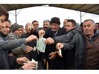 Besiciler dolarları ateşe verdi