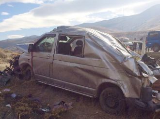 Minibüs takla attı: 1 ölü, 2 yaralı