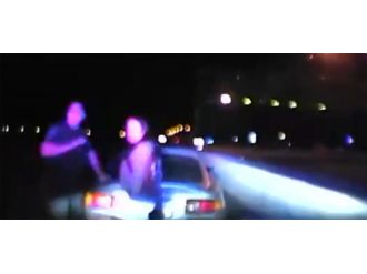 Polis otosuyla kendi aracı arasında ezildi