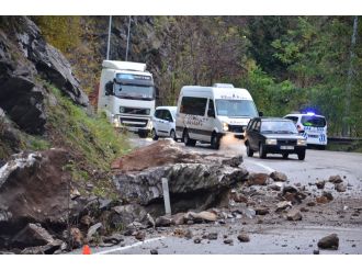 Kaya parçaları yola yuvarlandı