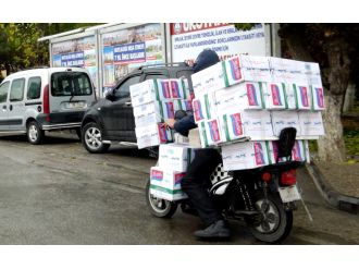 Tam 40 koli makarnayı motosikletle taşıdı