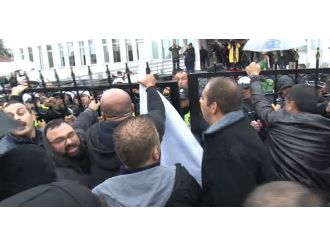 Eylemciler Başbakanlık binasının giriş kapısını kırdı