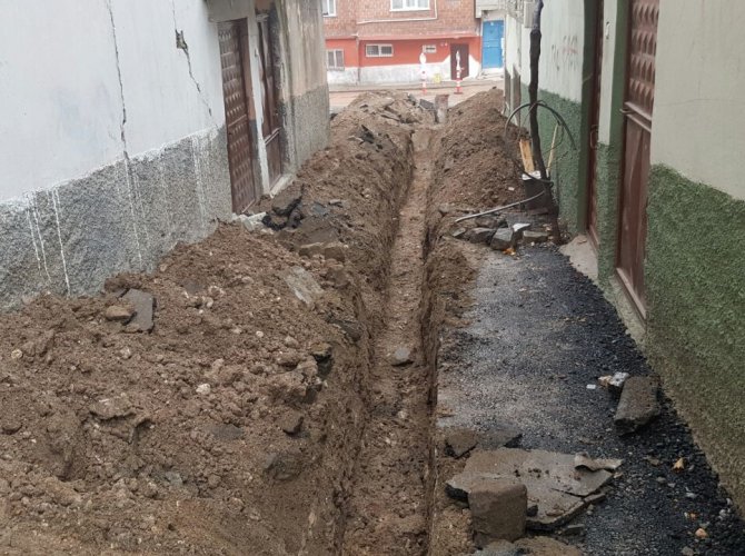 Senem Ayşe Mahallesinin İçme Suyu Şebekesi Yenileniyor