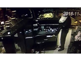 Hırsızı temizlik fırçası ile kovaladı