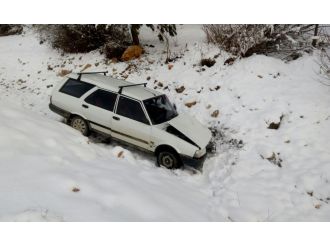 Karda kayan otomobil dereye uçtu