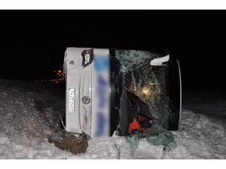 Minibüs ile yolcu otobüsü şarampole devrildi: 33 yaralı