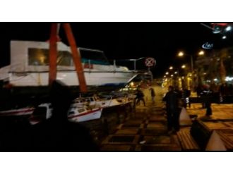 Teknelerini vinçle kurtardılar