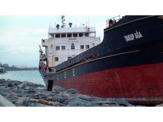 Kartal’da karaya oturan gemiler kurtarılmayı bekliyor