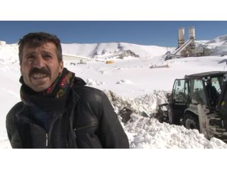 Uzun hava söyleyerek kurtarılmayı bekledi