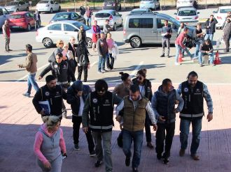 Uyuşturucu zanlıları dizi setinin içinden geçirildi