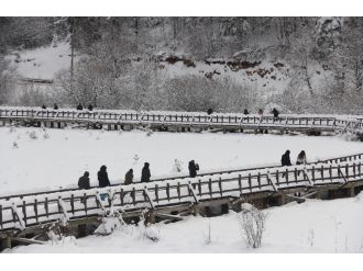 Abant beyaz örtüyle kaplandı