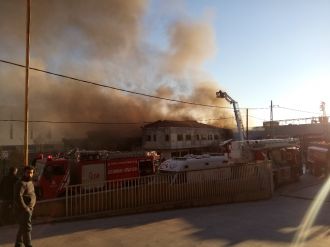 Tuzla’da sünger fabrikasında yangın