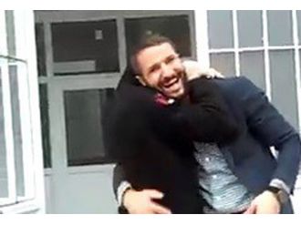 Otizmli öğrencisini mutlu etmek için okula kamyon getirdi