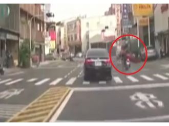 Motosiklet bisikletli kadına böyle çarptı