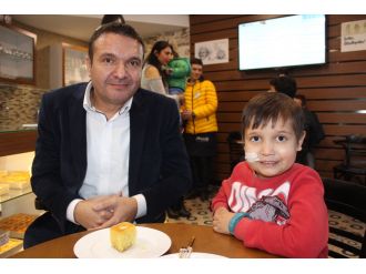 Dondurma yiyemeyen oğlu için çıktığı yolda marka oldu