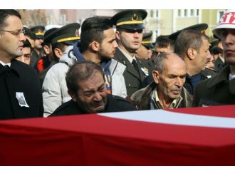 Babadan şehit oğluna gözü yaşlı veda