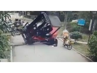 Devrilen forkliftin altında kaldı