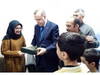 Erdoğan pankart açan genç kızın evini ziyaret etti