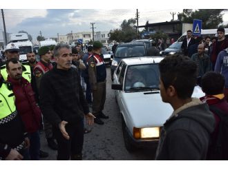 Liseli kızın öldüğü kaza sonrası yolu trafiğe kapattılar