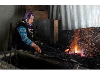 Bu kadınlar yıllardır demir dövüyor