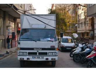 Burası İstanbul: Yola sarkan kablolar tehlike saçıyor !