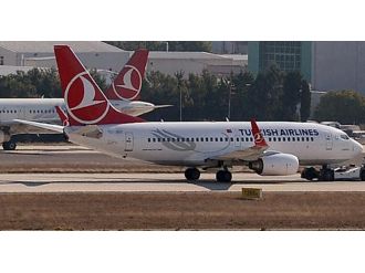 THY uçağına yükleme aracı çarptı