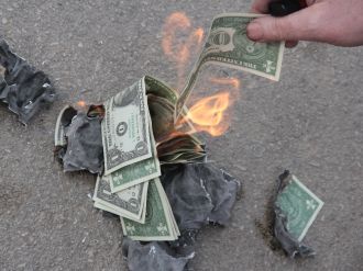 Sokak ortasında bir deste dolar yaktı