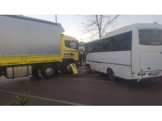 Buzlanma zincirleme kazaya yol açtı: 10 yaralı