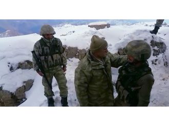 Mehmetçik’e moral ziyareti