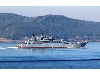Rus savaş gemisi Boğaz’dan geçti
