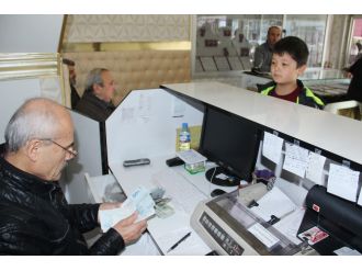 11 yaşındaki çocuk biriktirdiği dolarlarını TL’ye çevirdi