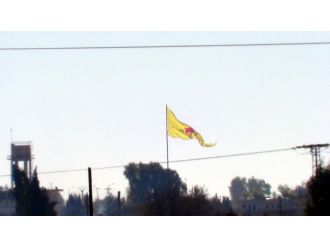 Terör örgütü sınırın karşısına paçavrasını astı