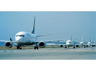 Eylemden uçuşlar da nasibini aldı