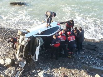 Otomobili denize sürdü