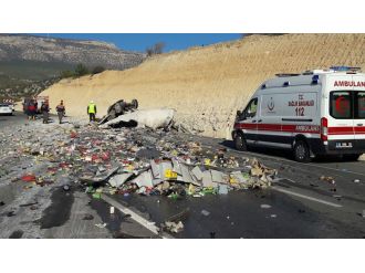 Kamyon şarampole derildi: 2 ölü