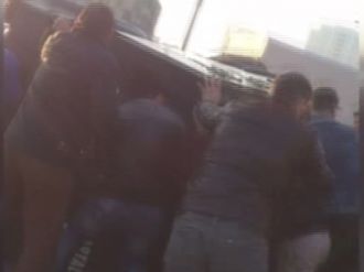 Vatandaşlar polislerin yardımına koştu