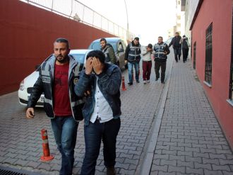 İş adamını takip edip 59 bin TL’sini çaldılar