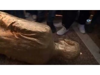 İsrailliler altın kaplama Netanyahu heykelini yıktı