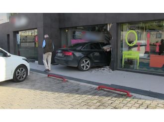 Fren yerine gaza basınca dükkana daldı