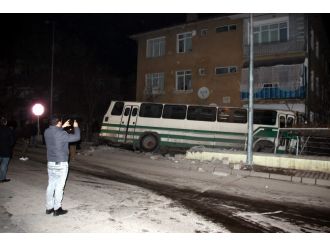 Otobüs duvarı yıkarak bahçeye girdi